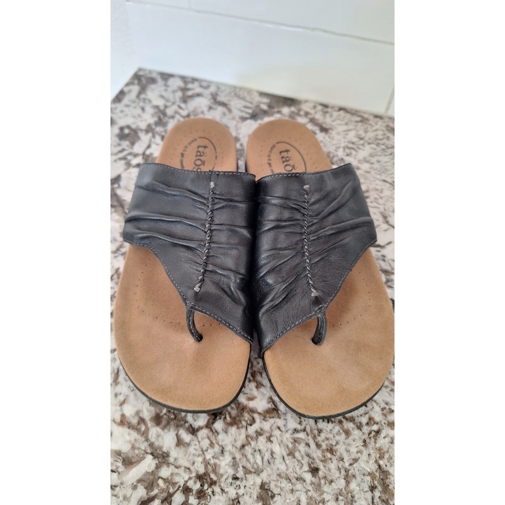 Taos Gift 2 Black Leather Ruched Thong Sandals Womens Size 8 GT2-12045
